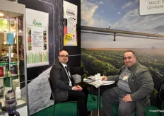 Mr. Nassab en Mr. Panissian in de stand van Plante Düngemittel GmbH